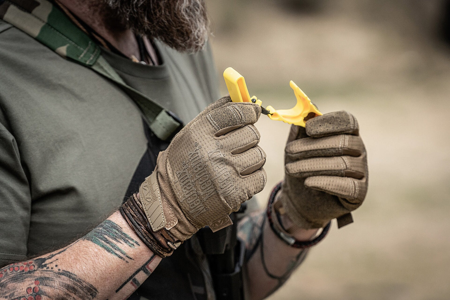 Klips Mechanix do mocowania rękawic - Yellow
