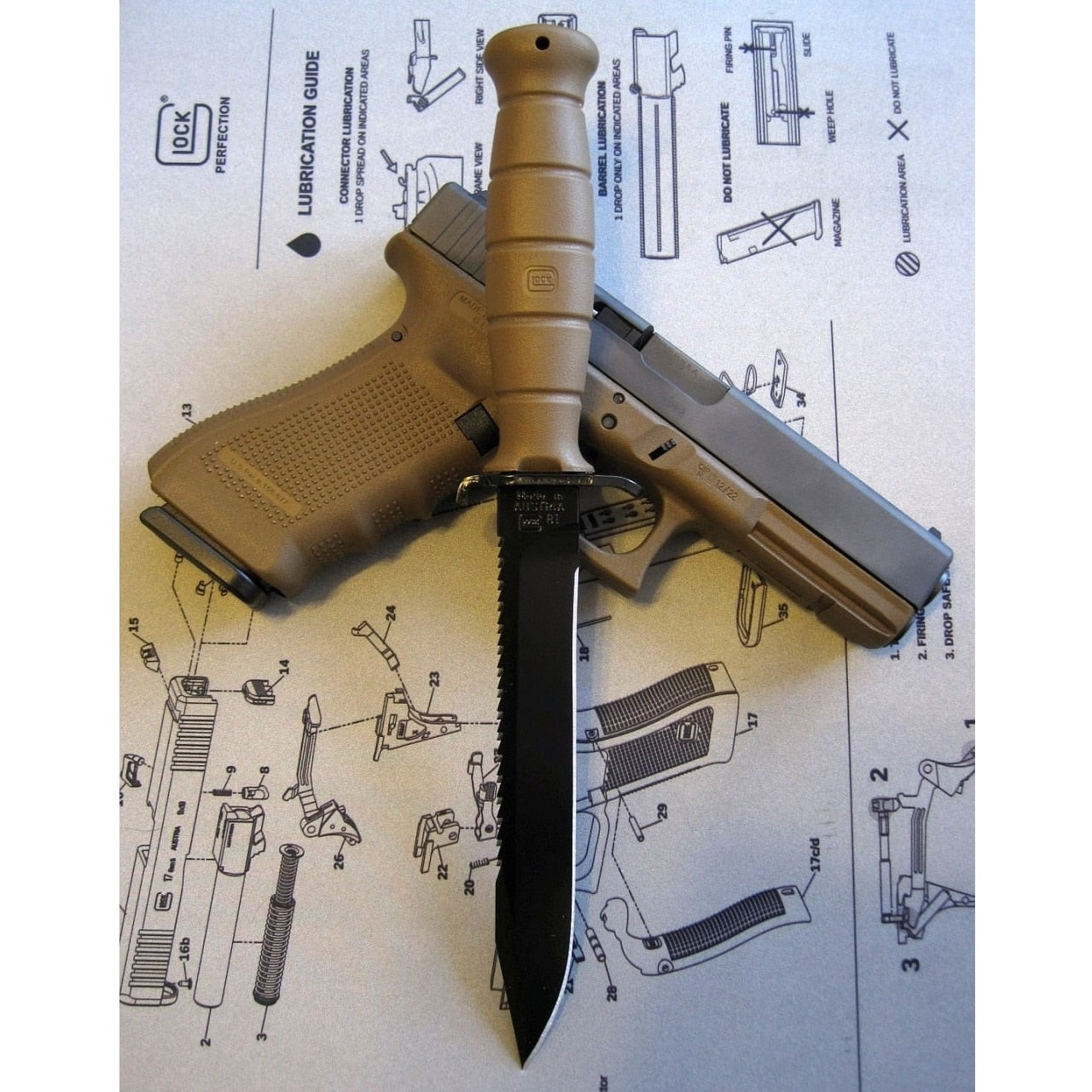 Nóż wojskowy Glock FM81 Flat Dark Earth z piłą