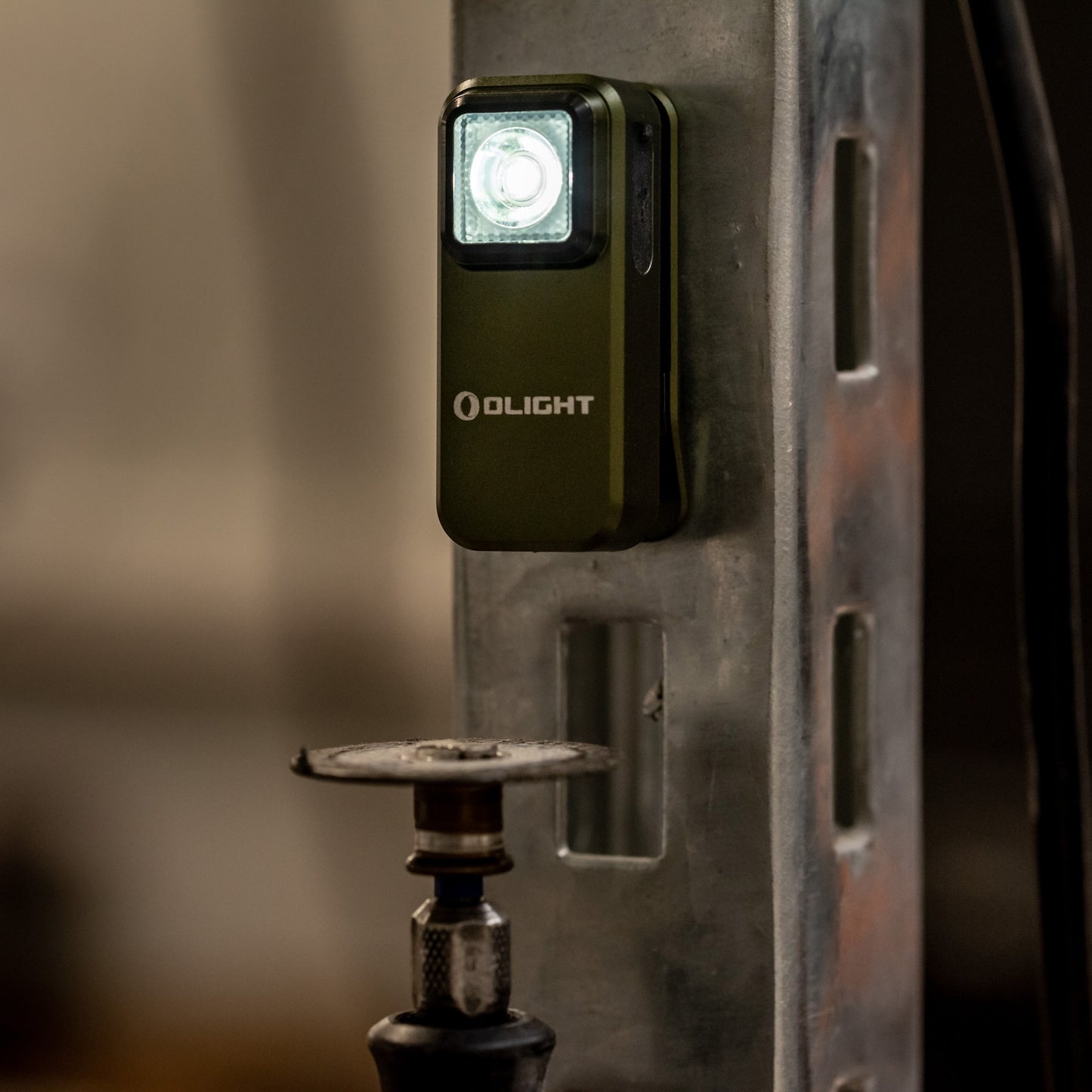 Latarka akumulatorowa Olight Oclip OD Green - 300 lumenów
