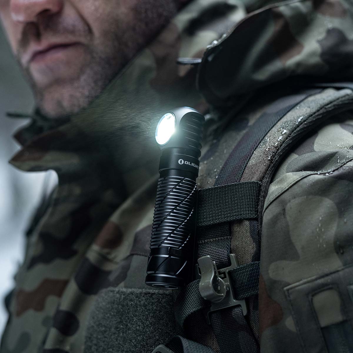 Latarka czołowa i kątowa Olight Perun 2 Cool White Kit Black z opaską - 2500 lumenów