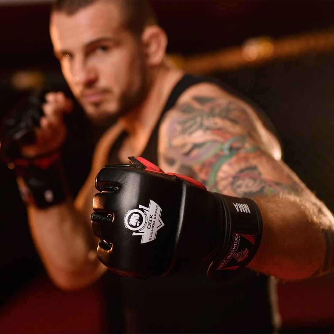 Rękawice do MMA DBX Bushido E1V3 - Czarne/Czerwone