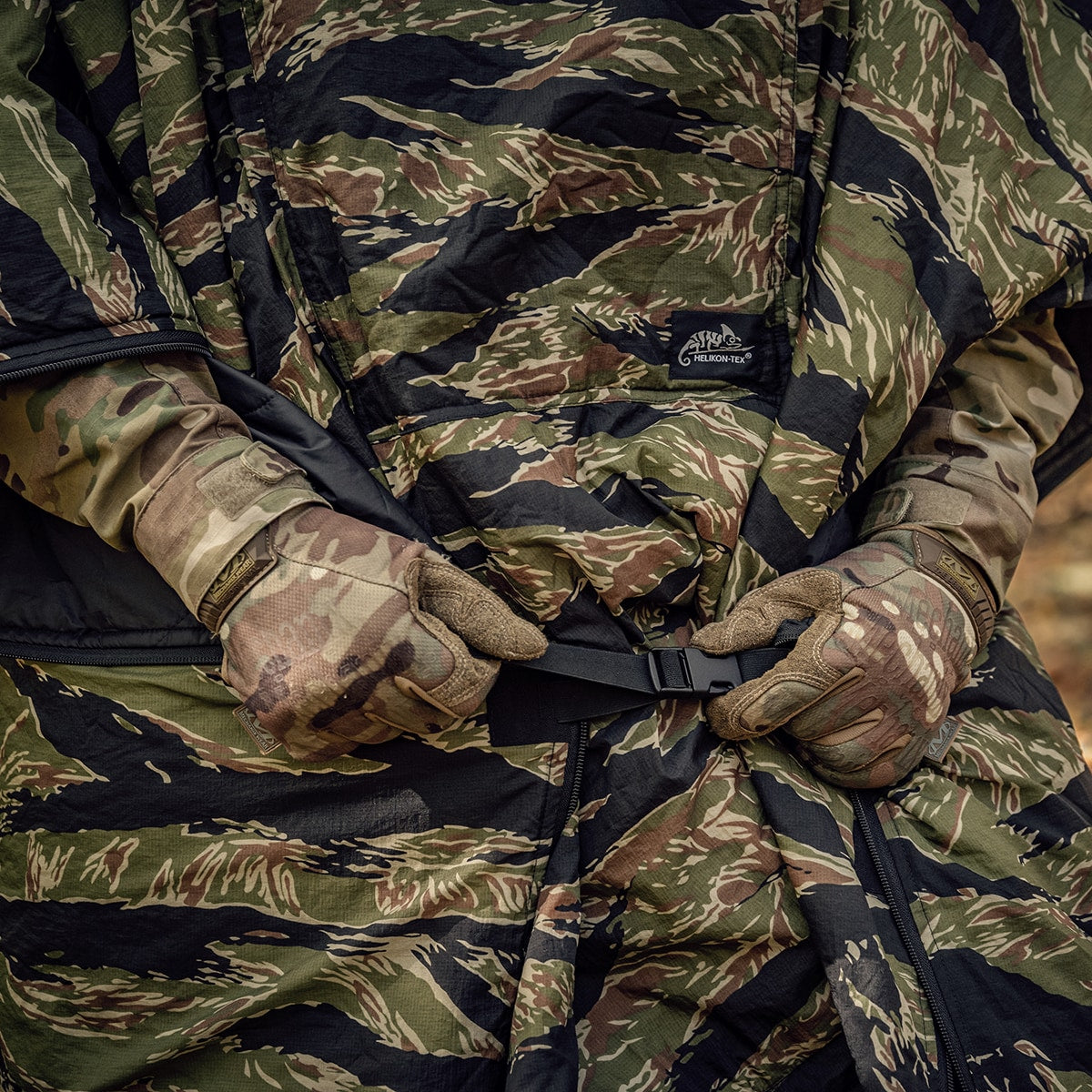 Ponczo Helikon Swagman Roll Climashield Apex z funkcją śpiwora - Tiger Stripe