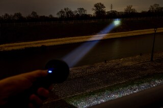 Latarka akumulatorowa XRG E500 Thrower - 1200 lumenów