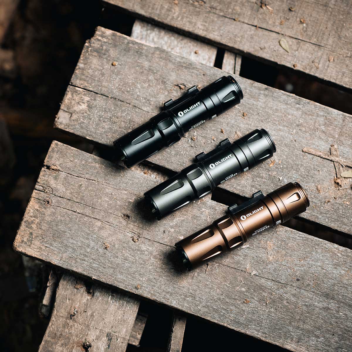 Latarka Olight Odin Mini Desert Tan z montażem - 1250 lumenów