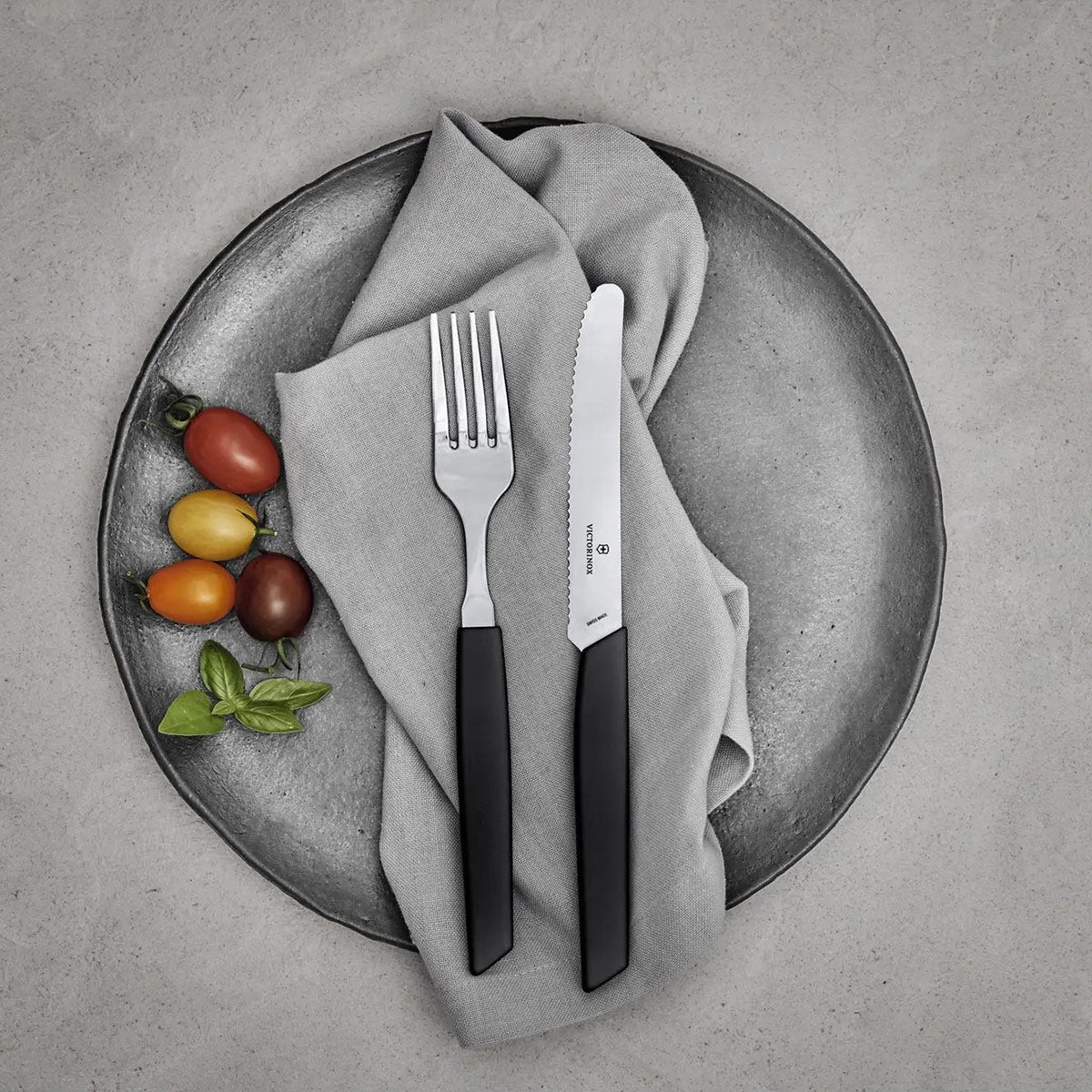 Nóż kuchenny Victorinox Swiss Modern Black 11 cm - ząbkowany z zaokrąglonym czubkiem