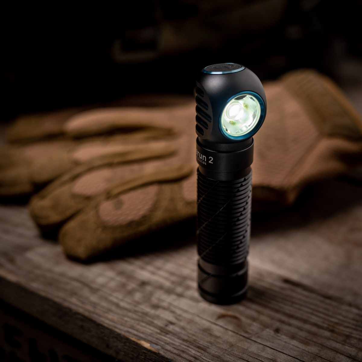 Latarka czołowa i kątowa Olight Perun 2 Cool White Kit Black z opaską - 2500 lumenów