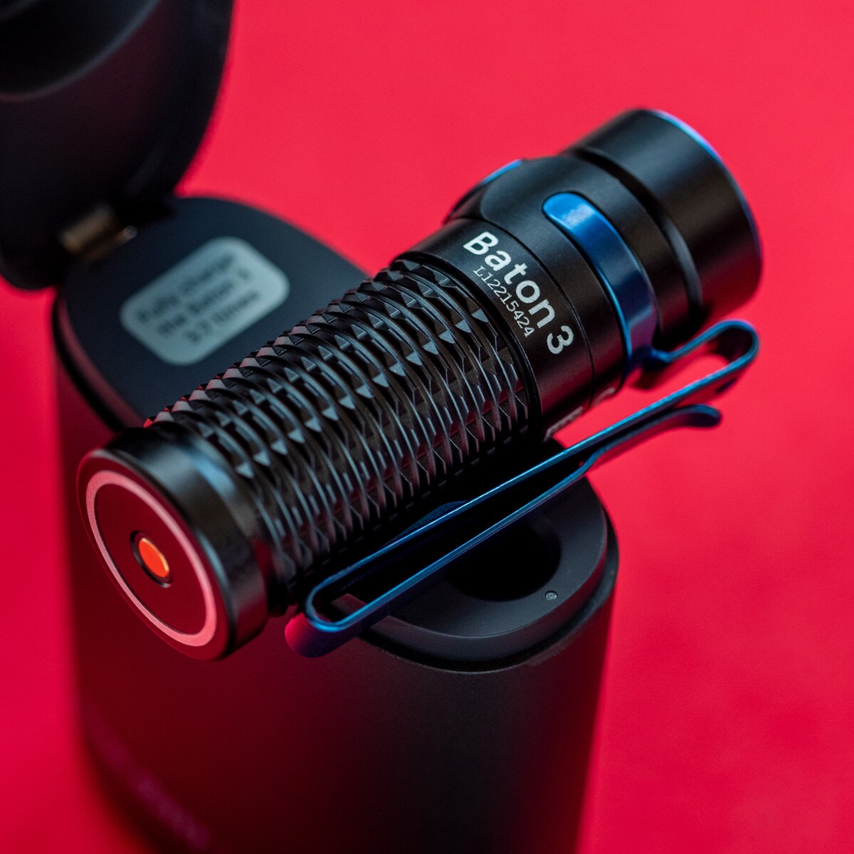 Latarka akumulatorowa Olight Baton 3 Premium Edition Black z bezprzewodowym etui ładującym - 1200 lumenów