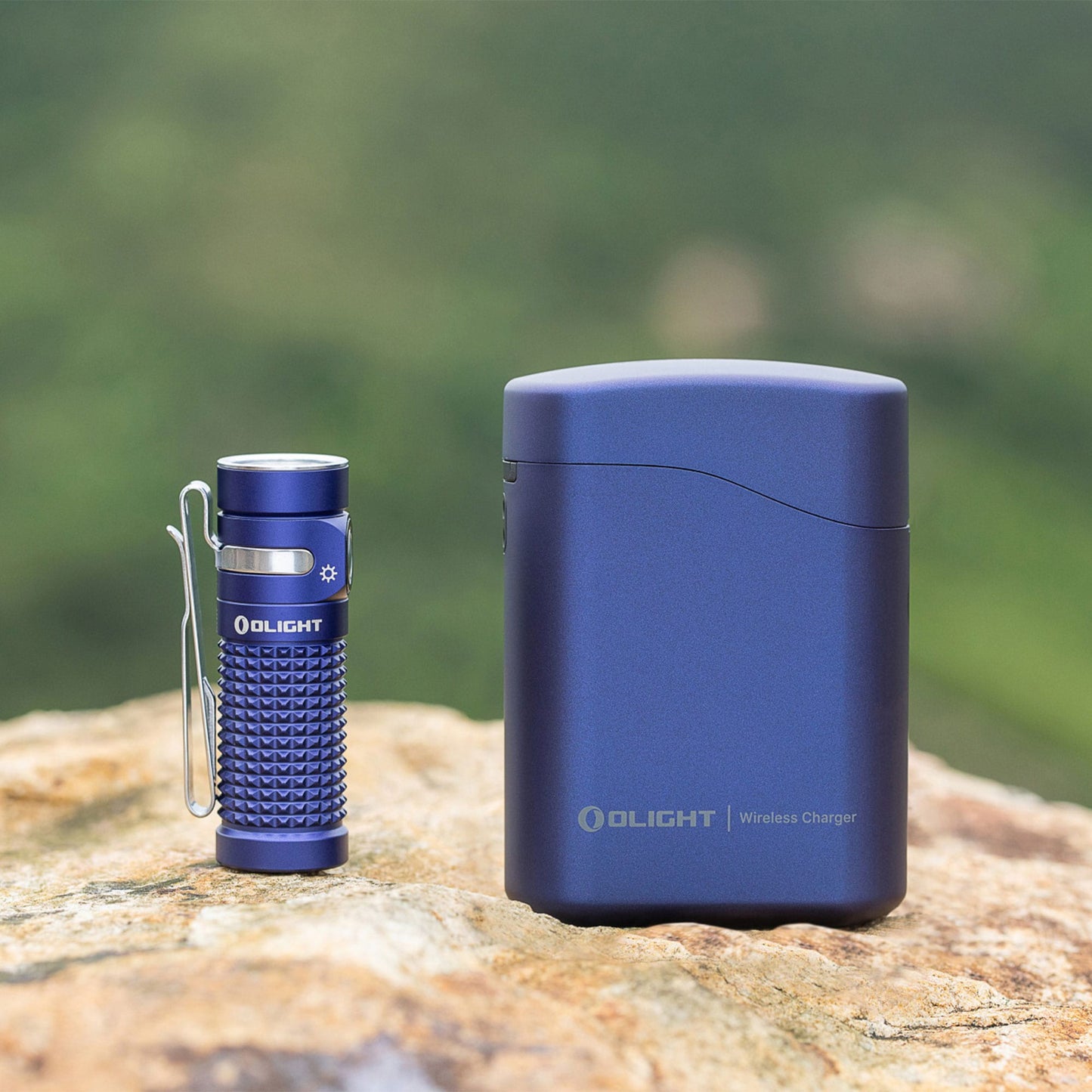 Latarka Olight Baton 4 Premium Edition Regal Blue z bezprzewodowym etui ładującym - 1300 lumenów