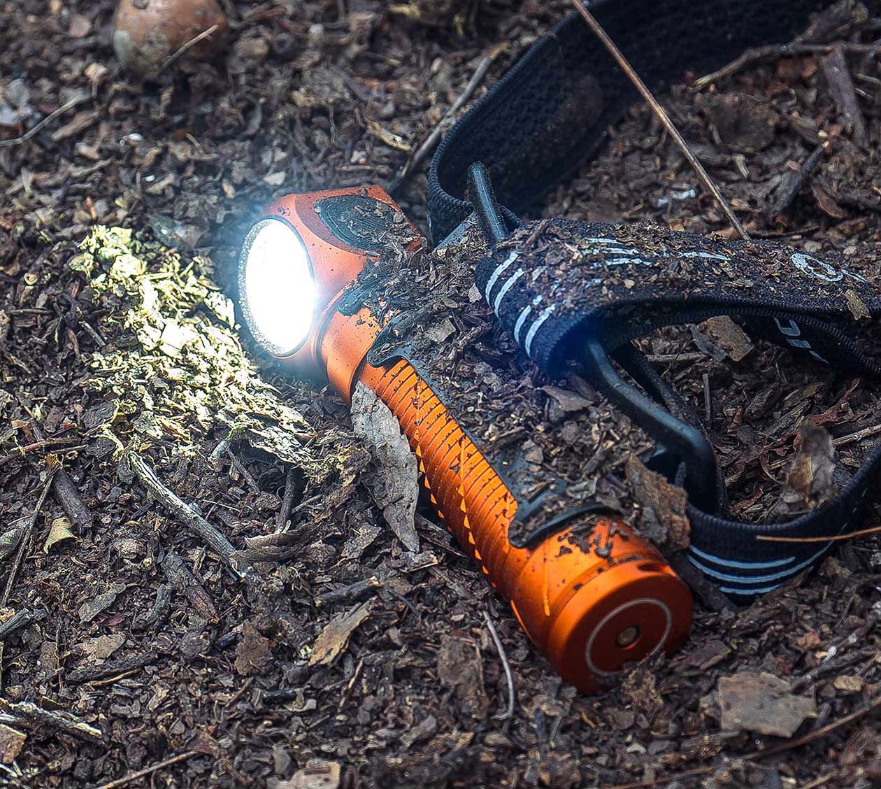 Latarka czołowa i kątowa Olight Perun 3 Orange z opaską - 3000 lumenów