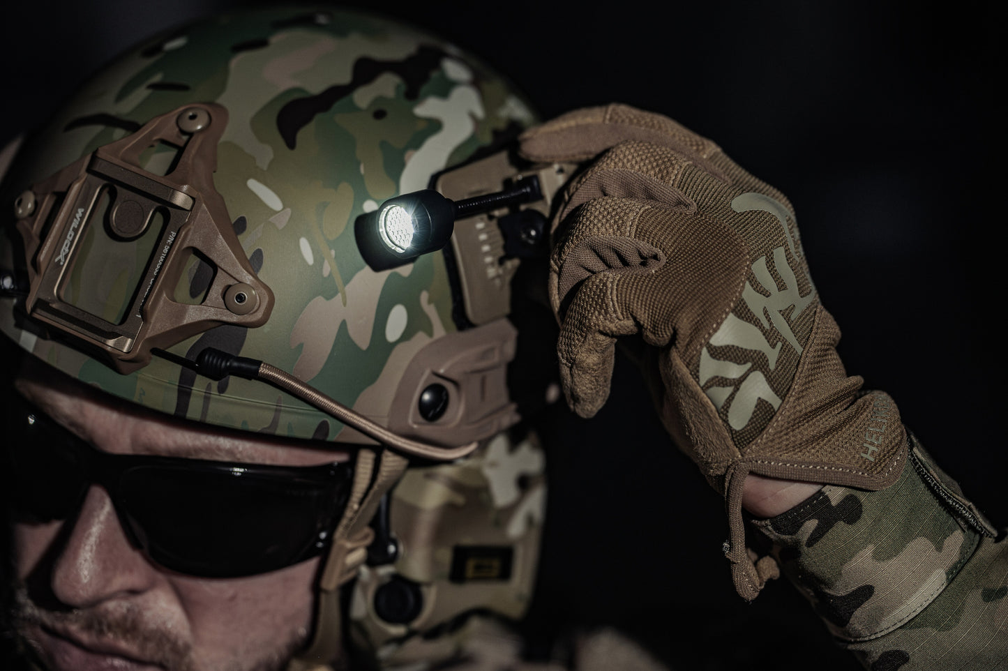 Latarka na hełm Streamlight Sidewinder Stalk Helmet Arc Rail Mount Coyote - 76 lumenów