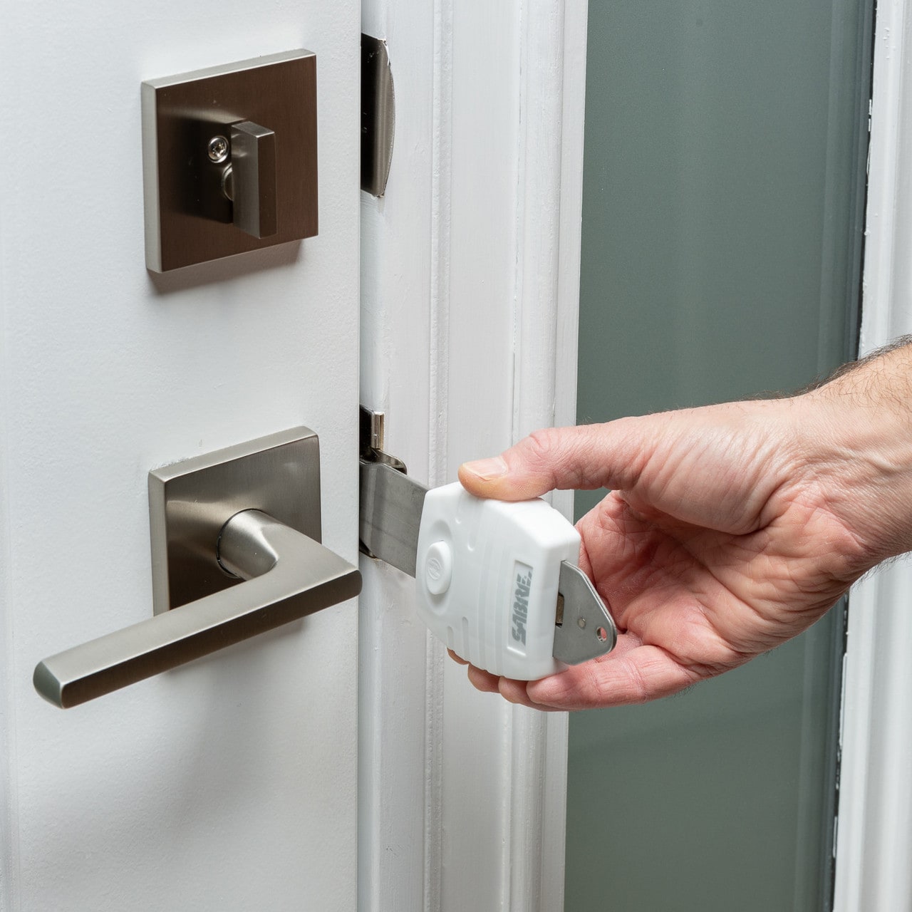 Uniwersalna blokada drzwi Sabre - White