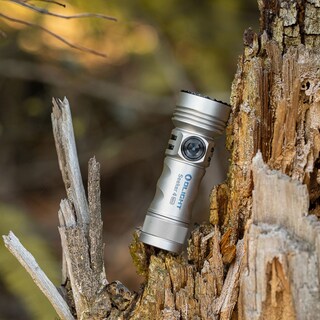 Latarka taktyczna Olight Seeker 4 Mini Cool White Limited Edition Ti - 1200 lumenów