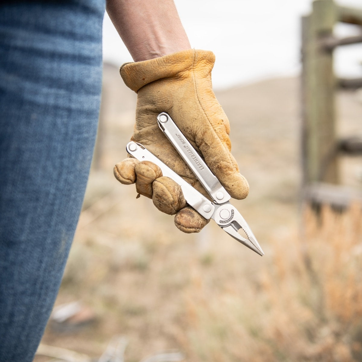 Multitool Leatherman Bond z kaburą