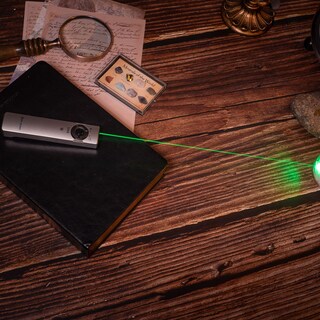 Latarka ze wskaźnikiem laserowym Olight Arkfeld Winter 3 Titanium - 1000 lumenów
