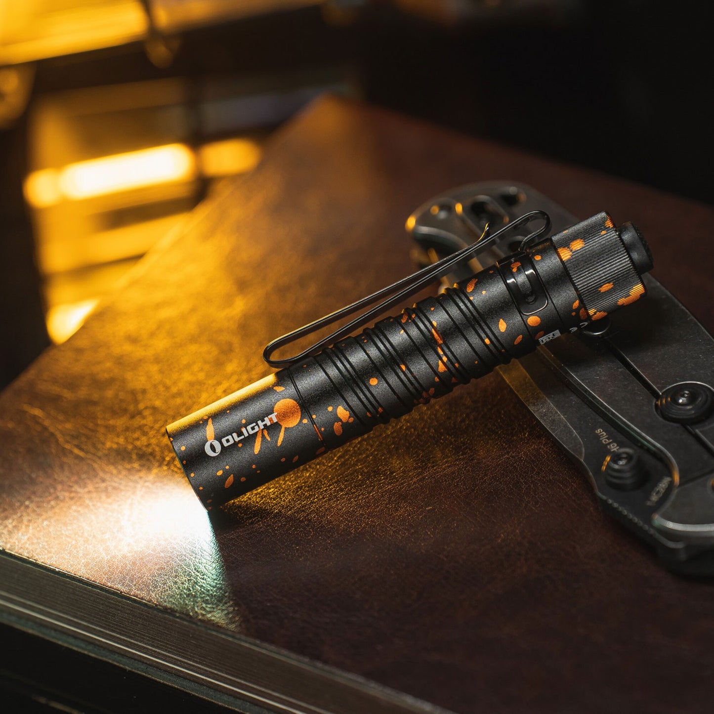 Latarka Olight I5T EOS Pumpkin Stains - 300 lumenów