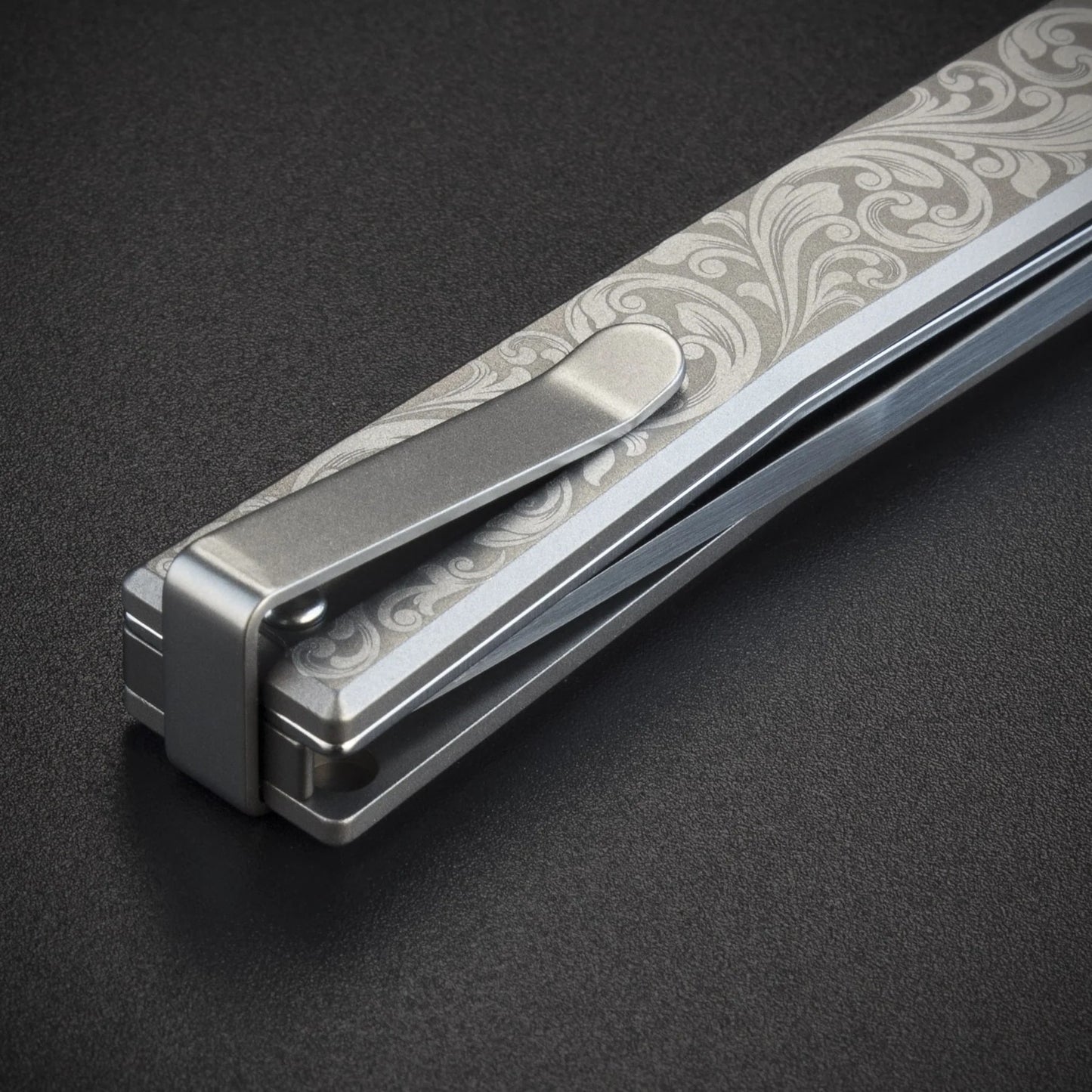 Nóż składany Ocaso Solstice Engraved Titanium - Satin/Scroll