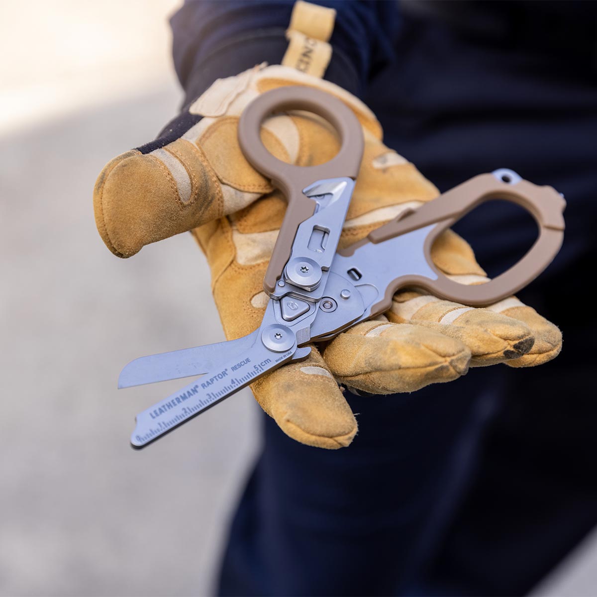 Multitool Leatherman Raptor Rescue Tan z kaburą Utility