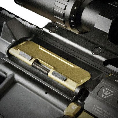 Klapka okna wyrzutnika łusek Strike Industries BUDC Billet Ultimate Dust Cover do karabinków AR - Flat Dark Earth