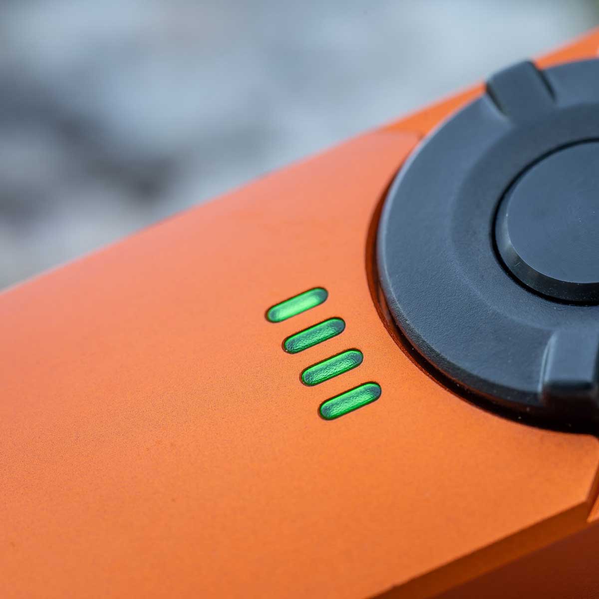 Latarka ze wskaźnikiem laserowym Olight Arkfeld Cool White Orange - 1000 lumenów