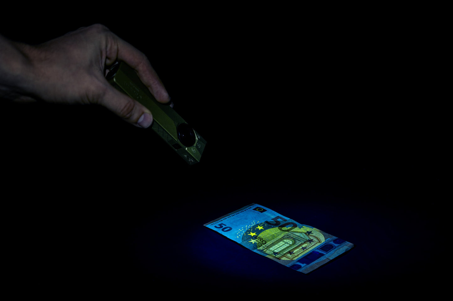 Latarka Olight ArkPro Ultra Class 1 Cool White Olive Green - 1700 lumenów
