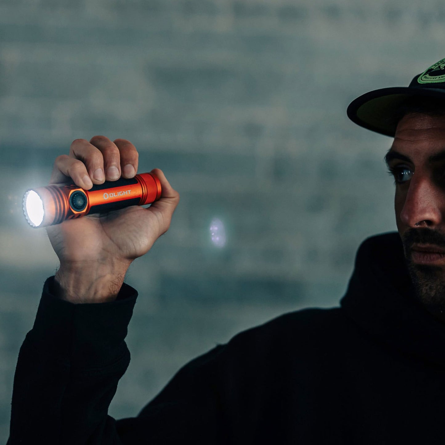 Latarka taktyczno-poszukiwawcza Olight Seeker 4 Pro Cool White Orange - 4600 lumenów