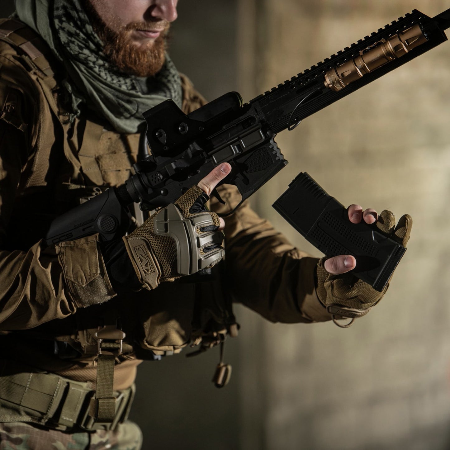 Latarka na broń Olight Odin S Desert Tan z montażem - 1500 lumenów
