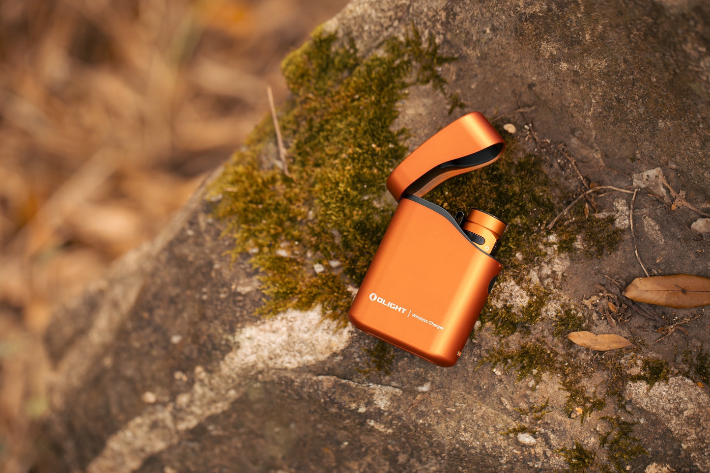 Latarka Olight Baton 4 Premium Edition Orange z bezprzewodowym etui ładującym - 1300 lumenów