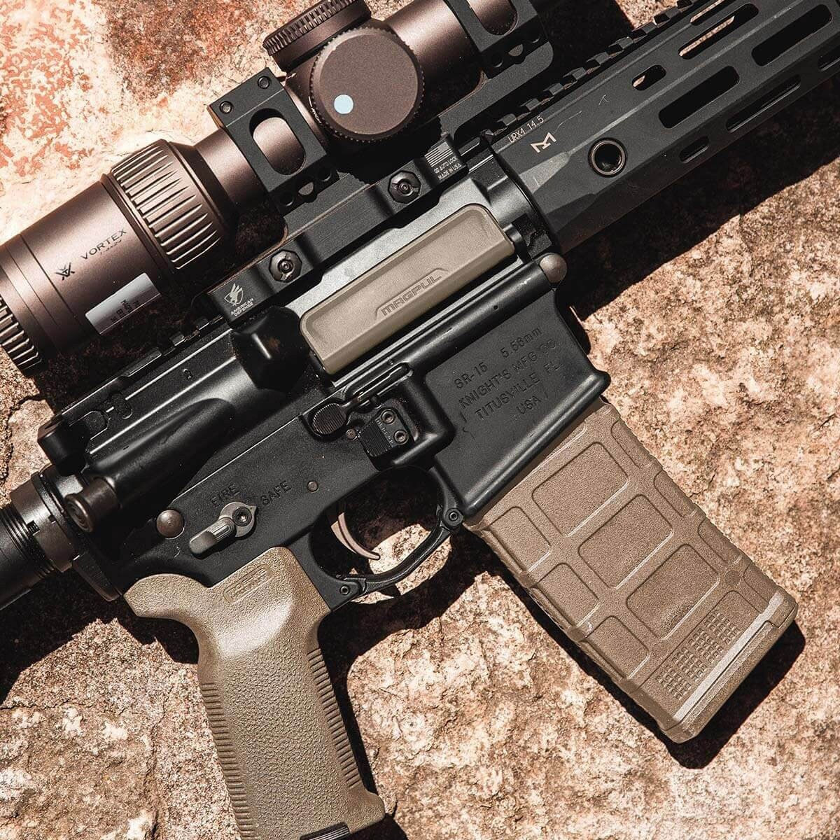 Klapka okna wyrzutnika łusek Magpul do karabinków AR-15/M4/M16 - Flat Dark Earth