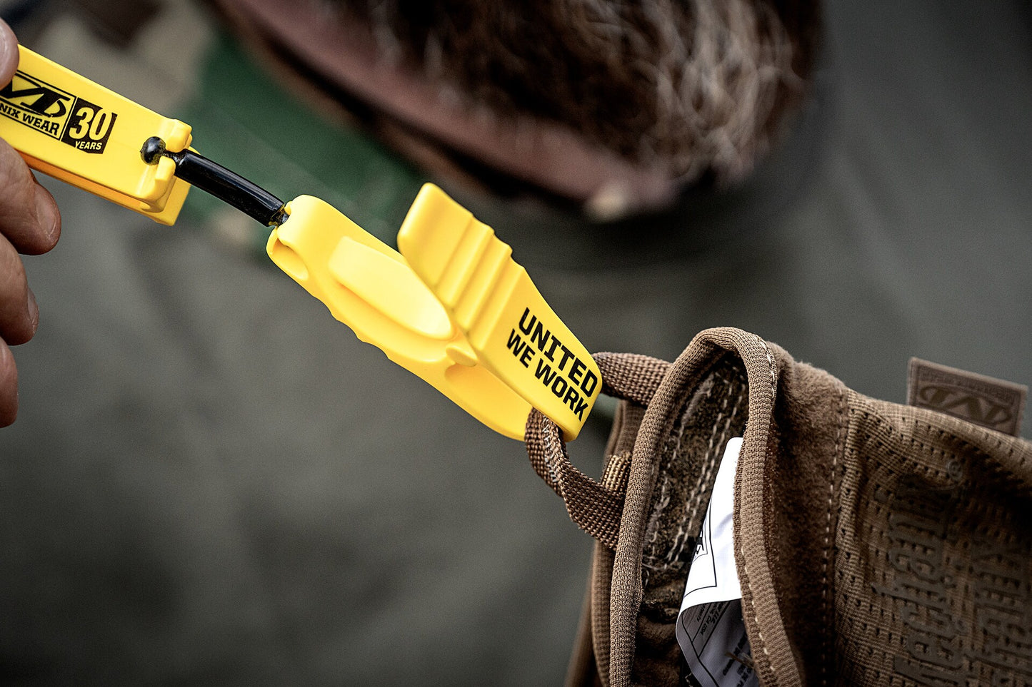 Klips Mechanix do mocowania rękawic - Yellow