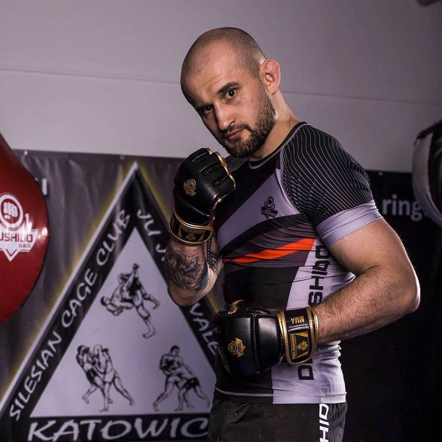 Rękawice do MMA DBX Bushido E1V8 - Czarne/Złote