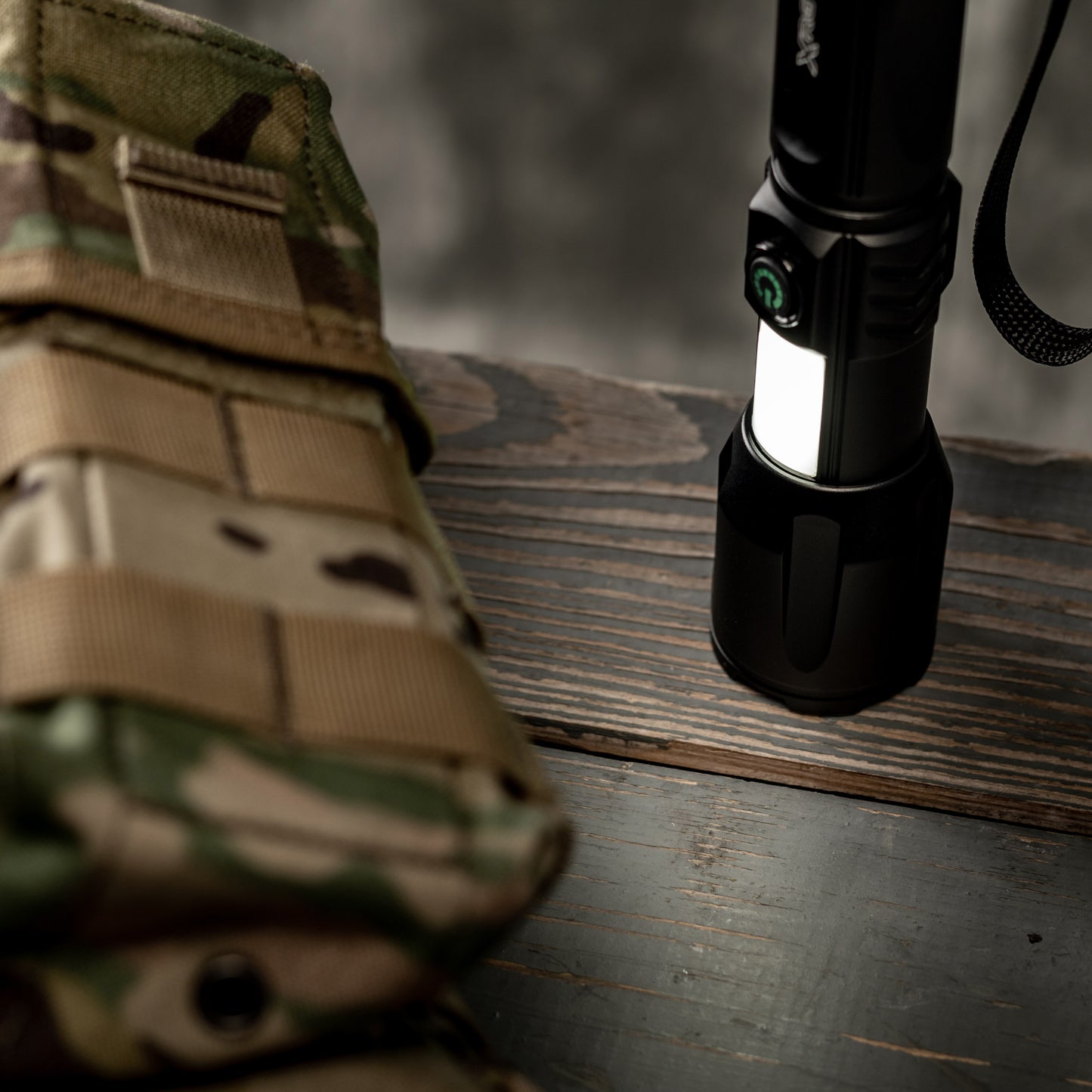 Latarka akumulatorowa XRG M1500 Zoom - 1800 lumenów