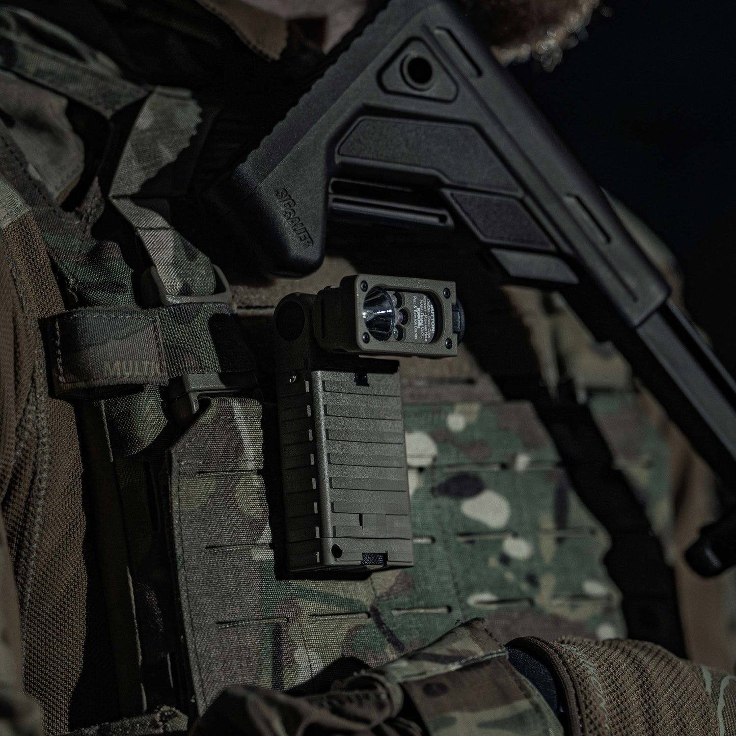 Latarka na hełm Streamlight Sidewinder Military Coyote - 55 lumenów