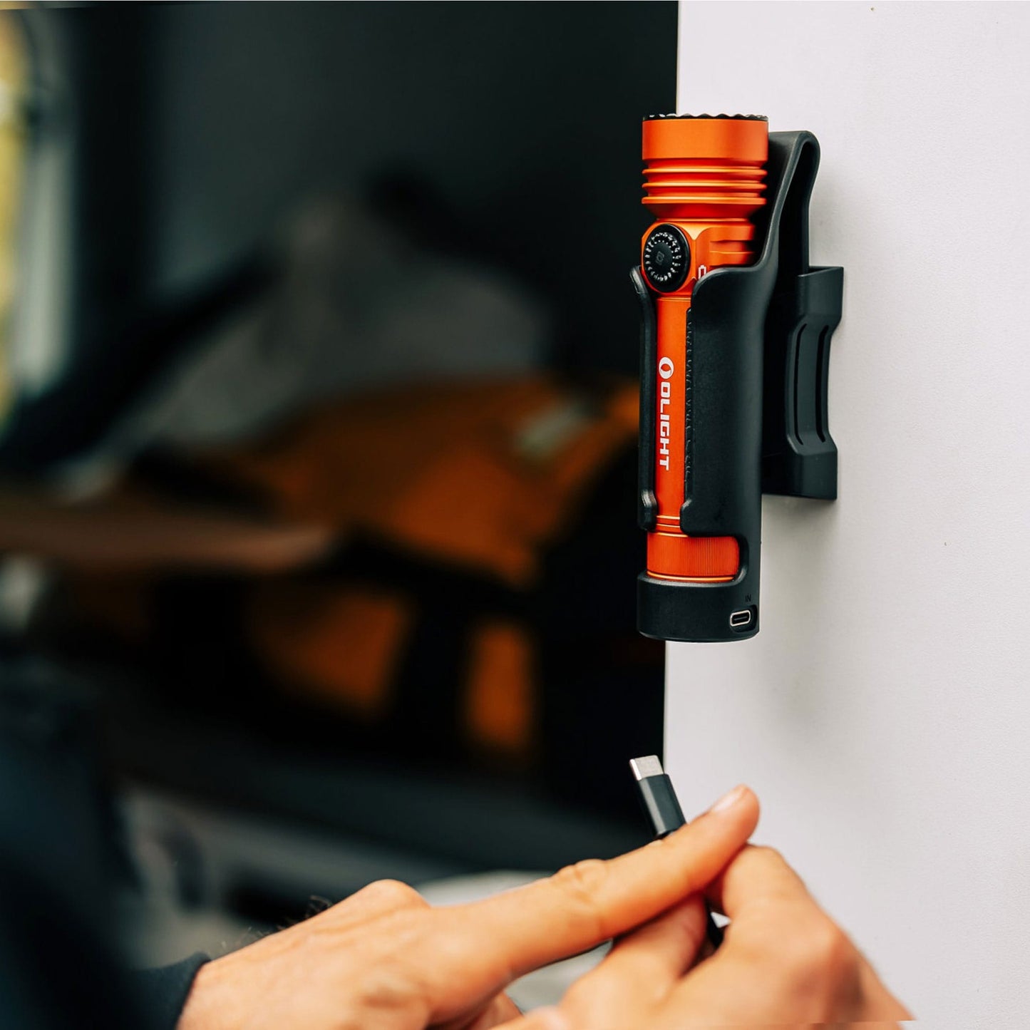 Latarka taktyczno-poszukiwawcza Olight Seeker 4 Pro Cool White Orange - 4600 lumenów