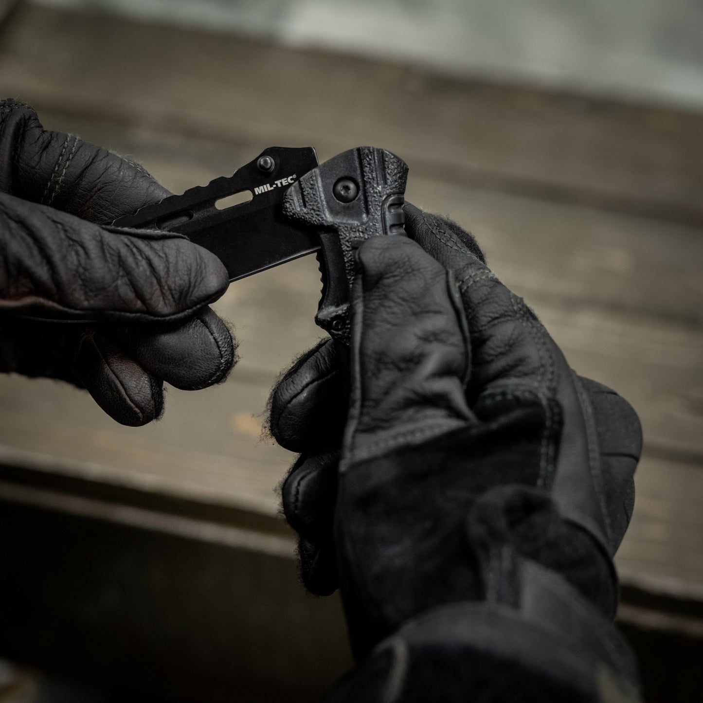 Nóż składany Mil-Tec Paracord z krzesiwem - Black