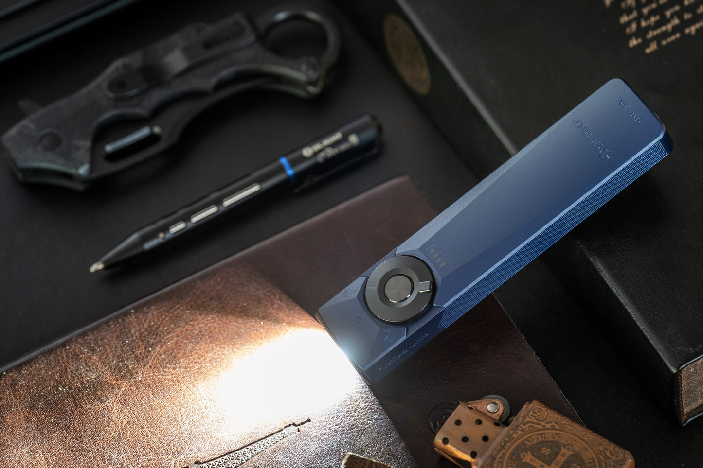 Latarka ze wskaźnikiem laserowym Olight Arkfeld Ultra UV Cool White Navy Blue - 1400 lumenów