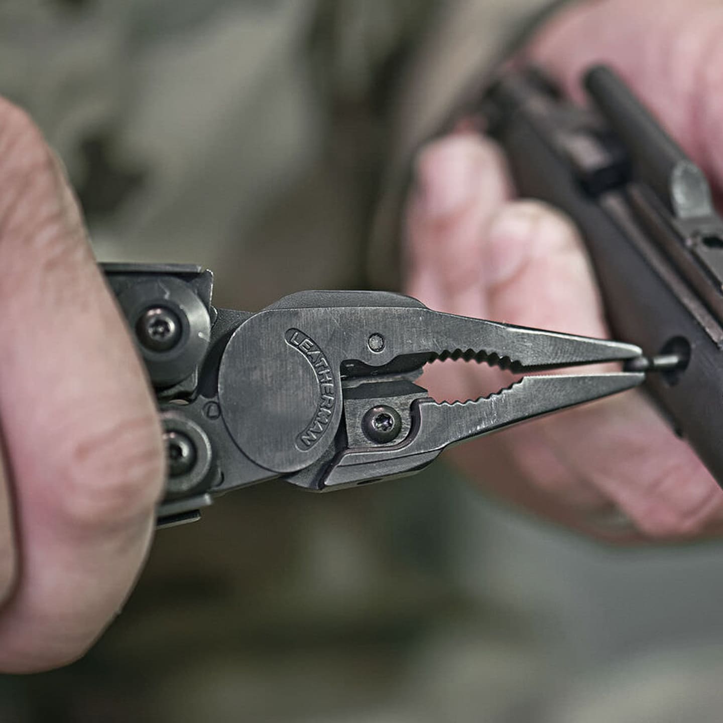 Multitool Leatherman MUT z kaburą MOLLE - Black