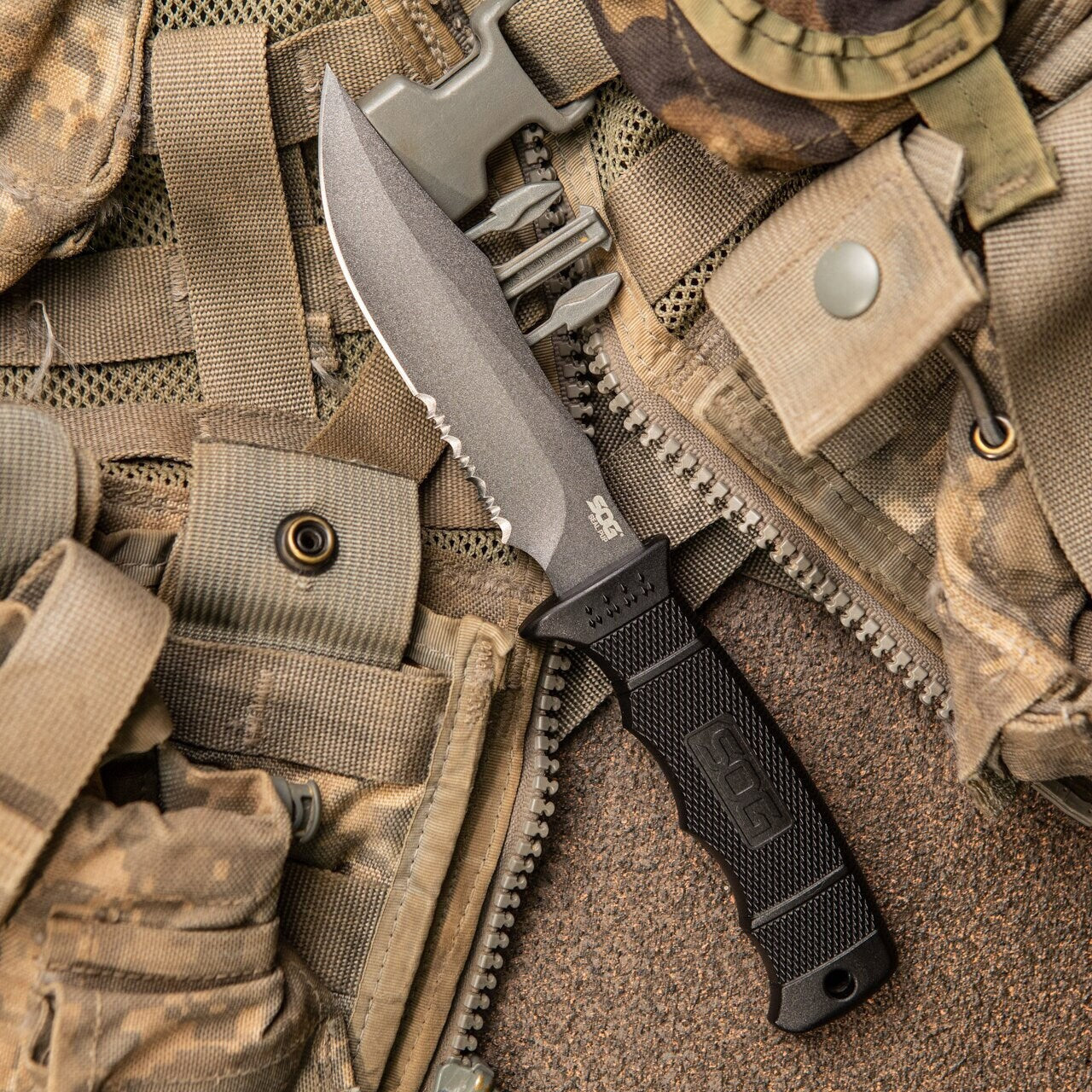 Nóż SOG Seal Pup Ballistic Nylon Sheath - Black