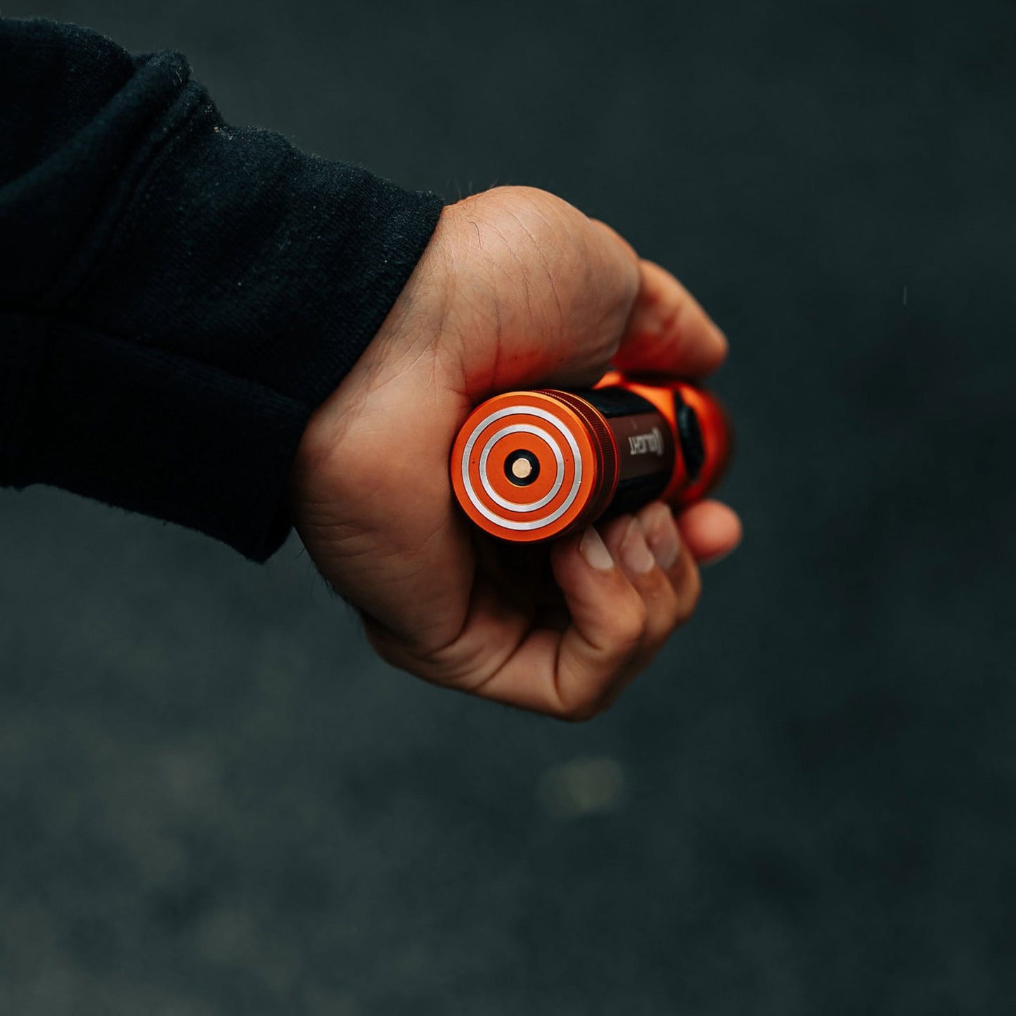 Latarka taktyczno-poszukiwawcza Olight Seeker 4 Pro Cool White Orange - 4600 lumenów