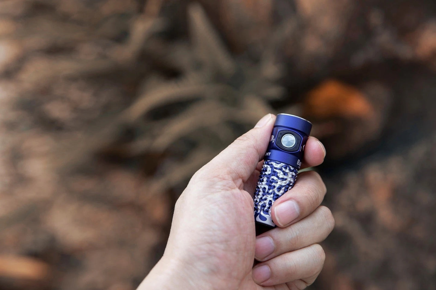 Latarka akumulatorowa Olight Baton 4 Blue Phantom - 1300 lumenów