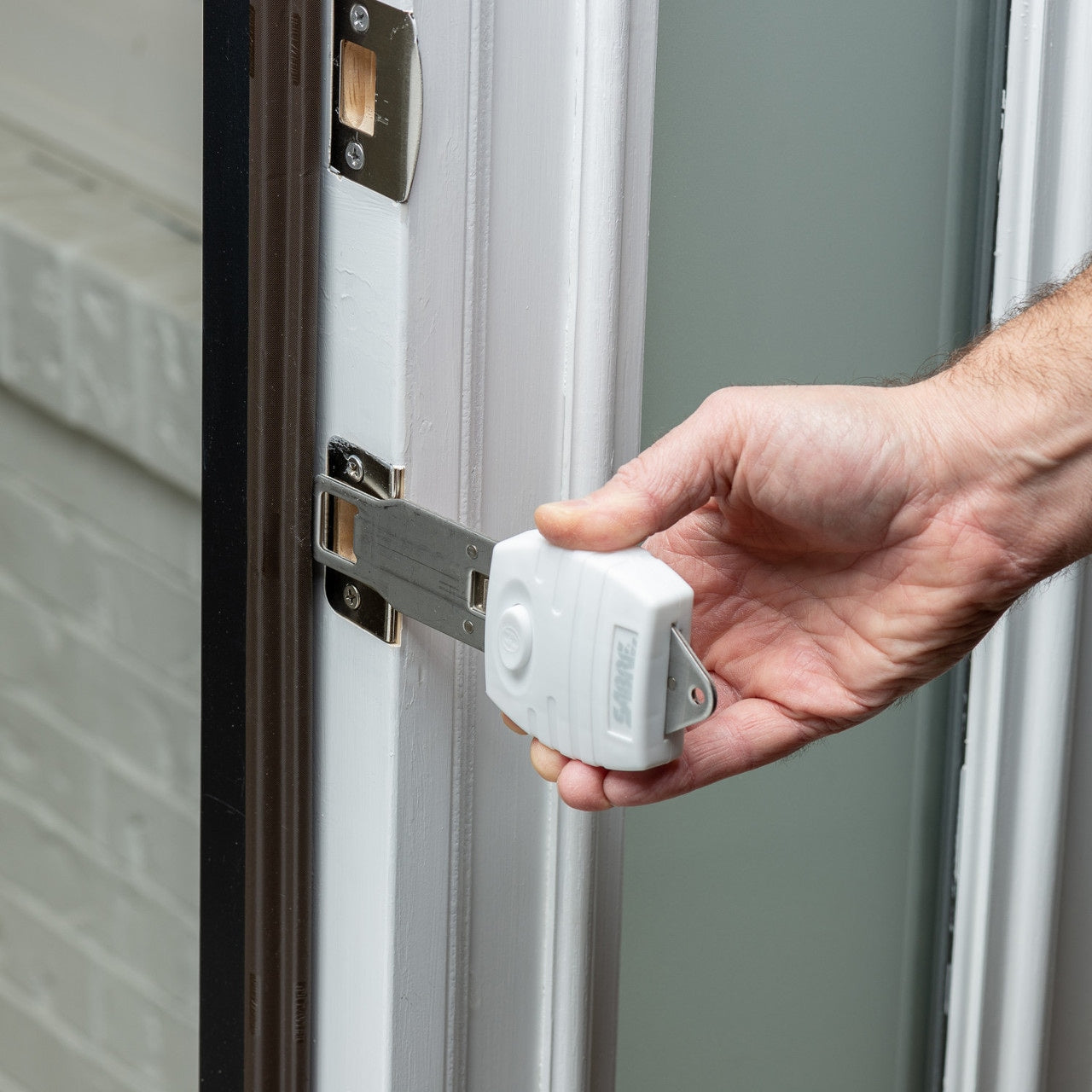 Uniwersalna blokada drzwi Sabre - White