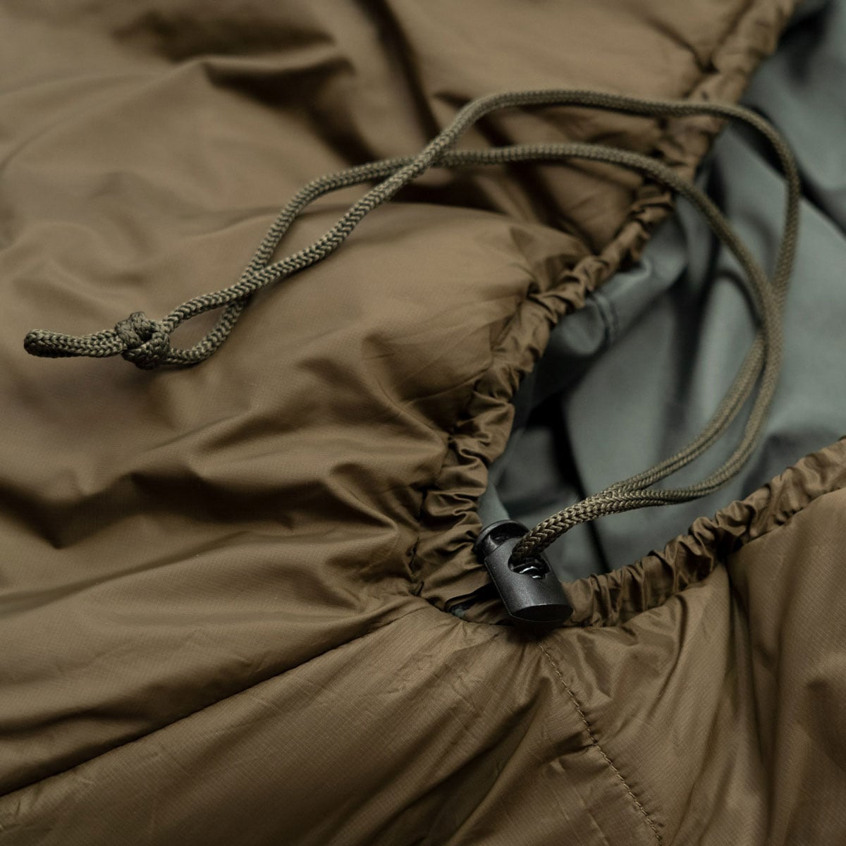 Śpiwór Alpinus Survival 1300 Oliwkowy - lewy