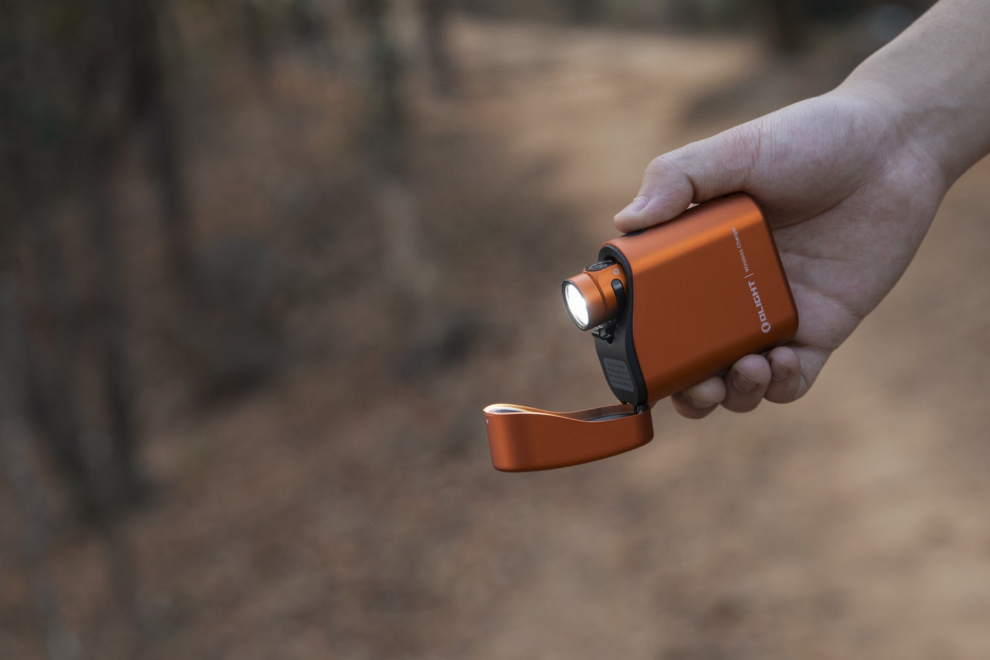 Latarka Olight Baton 4 Premium Edition Orange z bezprzewodowym etui ładującym - 1300 lumenów