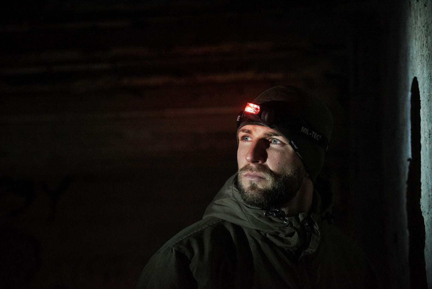 Latarka czołowa Mil-Tec LED 4 Color Black - 65 lumenów