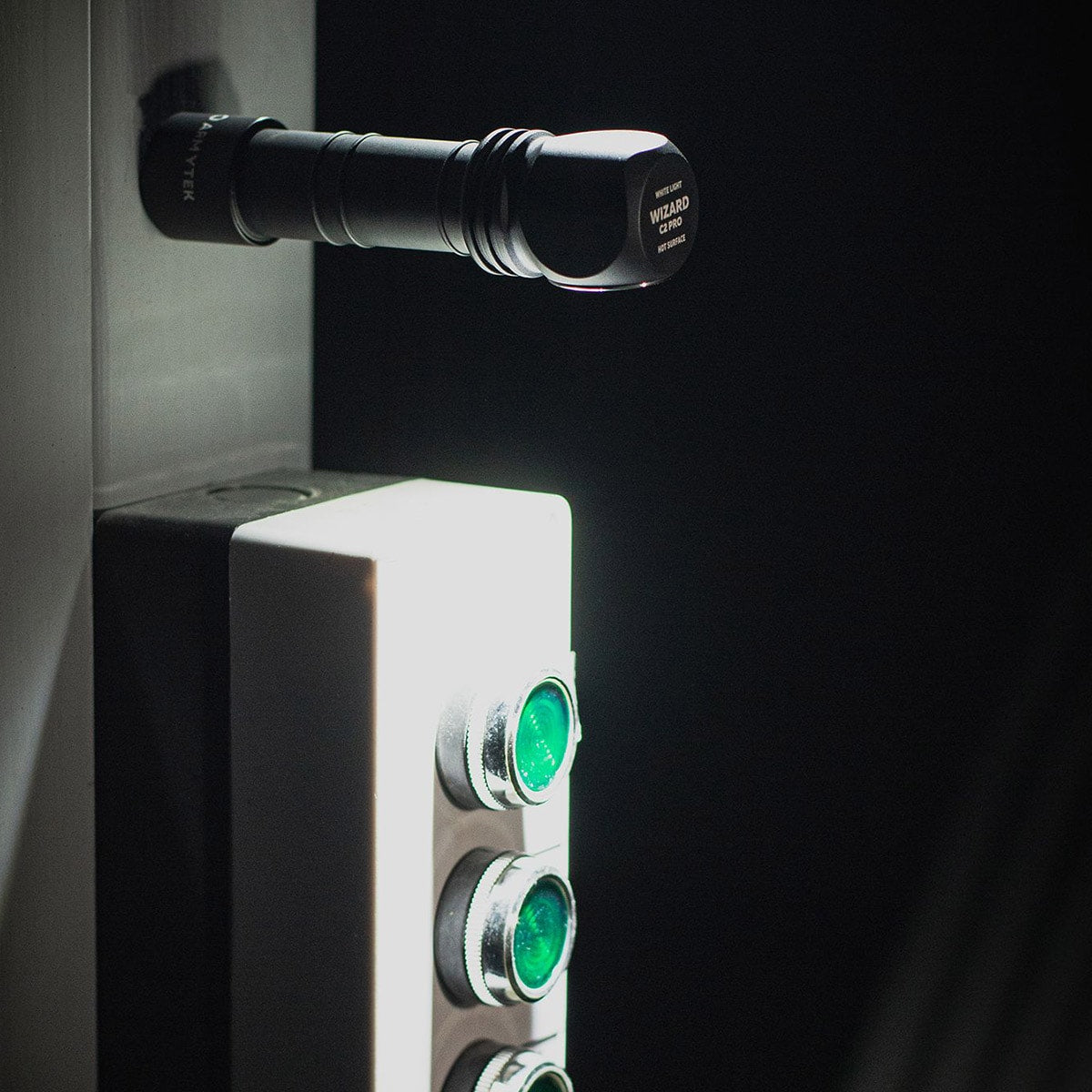 Latarka czołowa i kątowa Armytek Wizard C2 Pro Magnet USB Warm 3w1 - 2330 lumenów